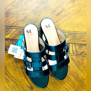 NWT women aerosols size 7.5 low wedge open toe slippers sandals